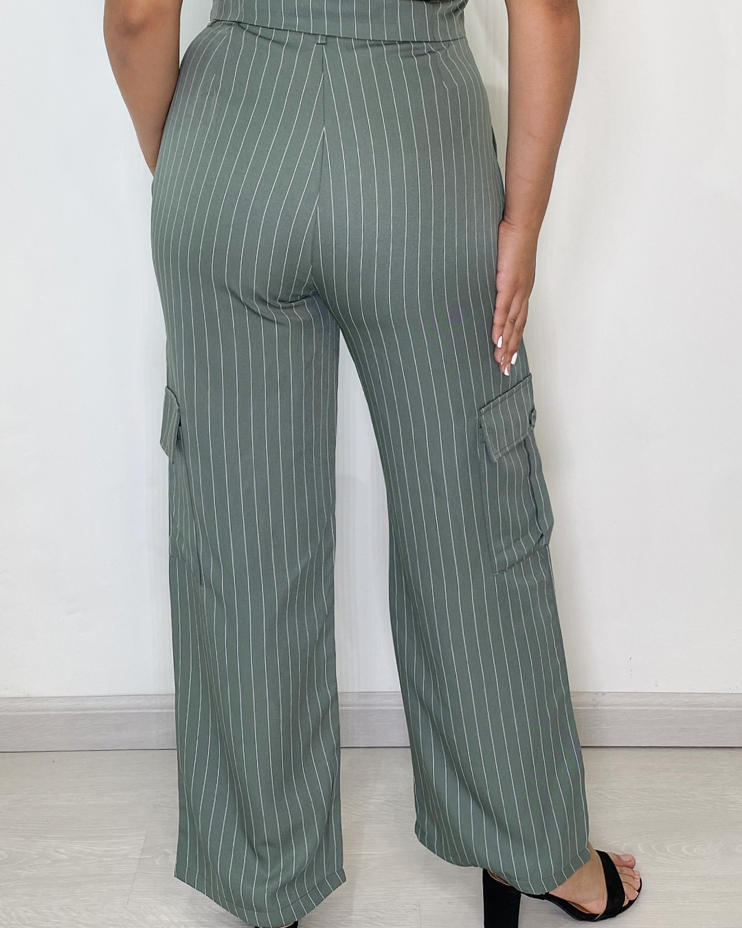 Pantalon tipo cargo de vestir