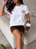 Camiseta unicolor con diseño grafico grande en la parte trasera