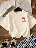 Camiseta con diseño grafico grande en la parte trasera