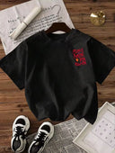 Camiseta con diseño grafico grande en la parte trasera