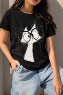 Franela unicolor con diseño en frente de gato