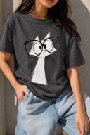 Franela unicolor con diseño en frente de gato