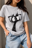 Franela unicolor con diseño en frente de gato
