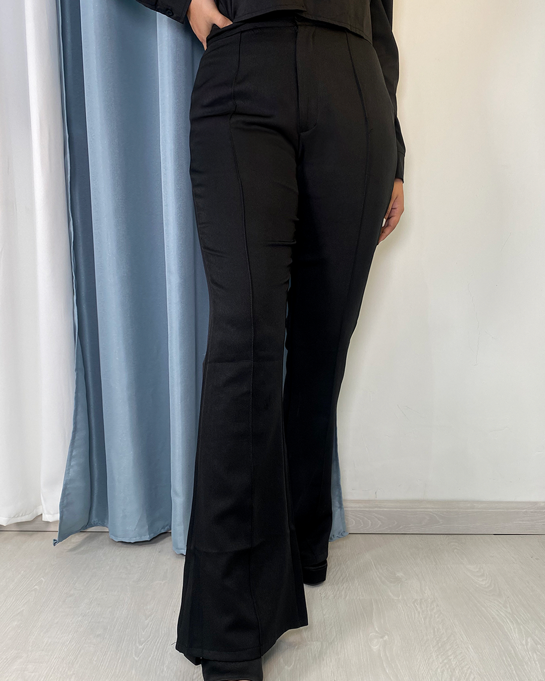 Pantalon bota campana con diseño de costura