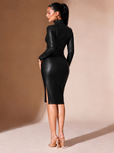 Vestido de cuerina señido a cuerpo con abertura