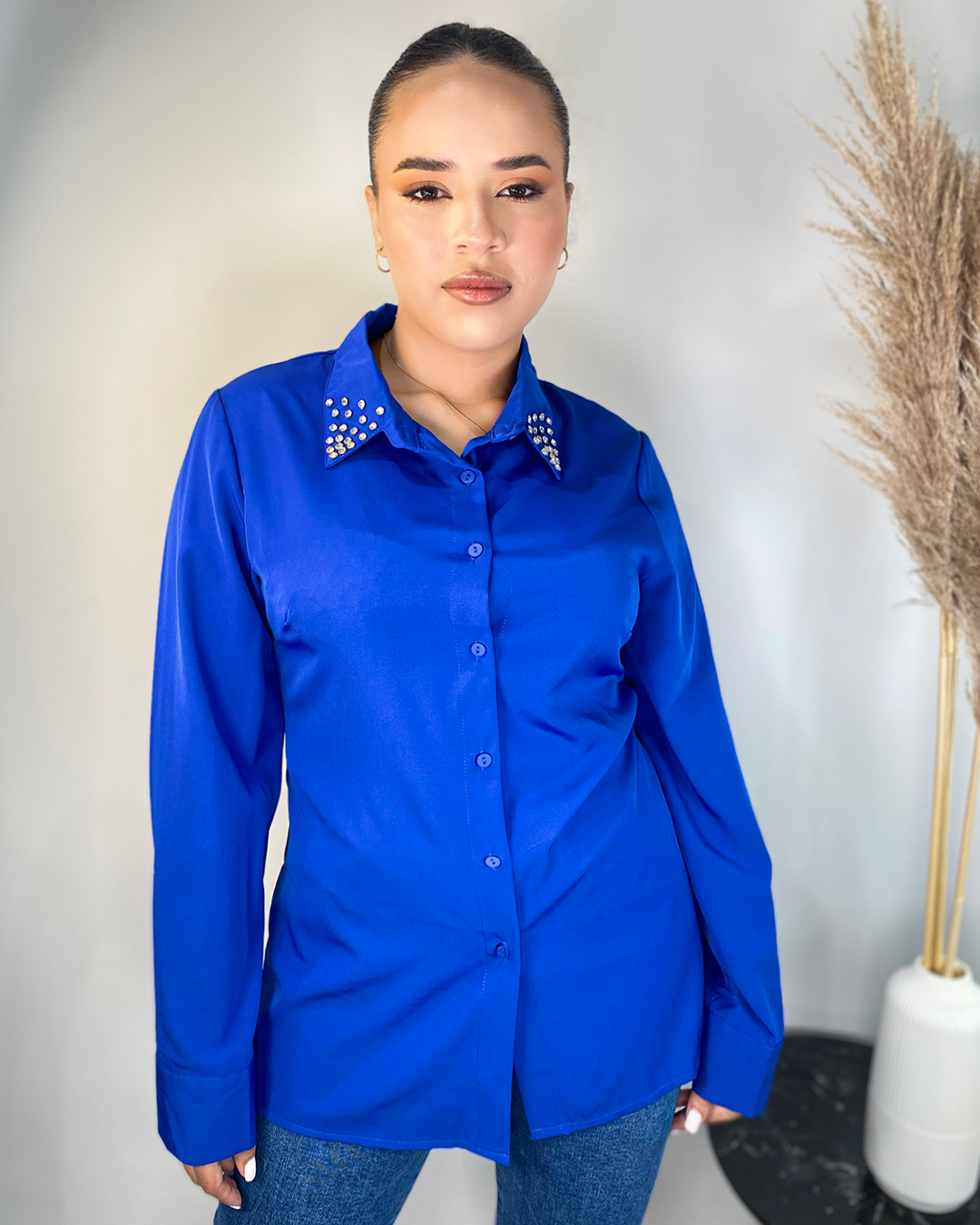 Camisa con brillos en el cuello