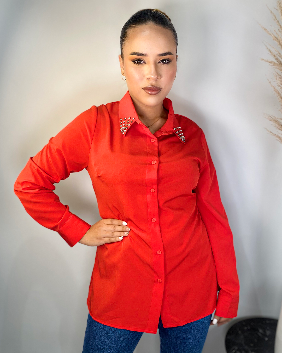 Camisa con brillos en el cuello