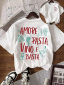 Franela unicolor con diseño impreso de letras en la parte trasera