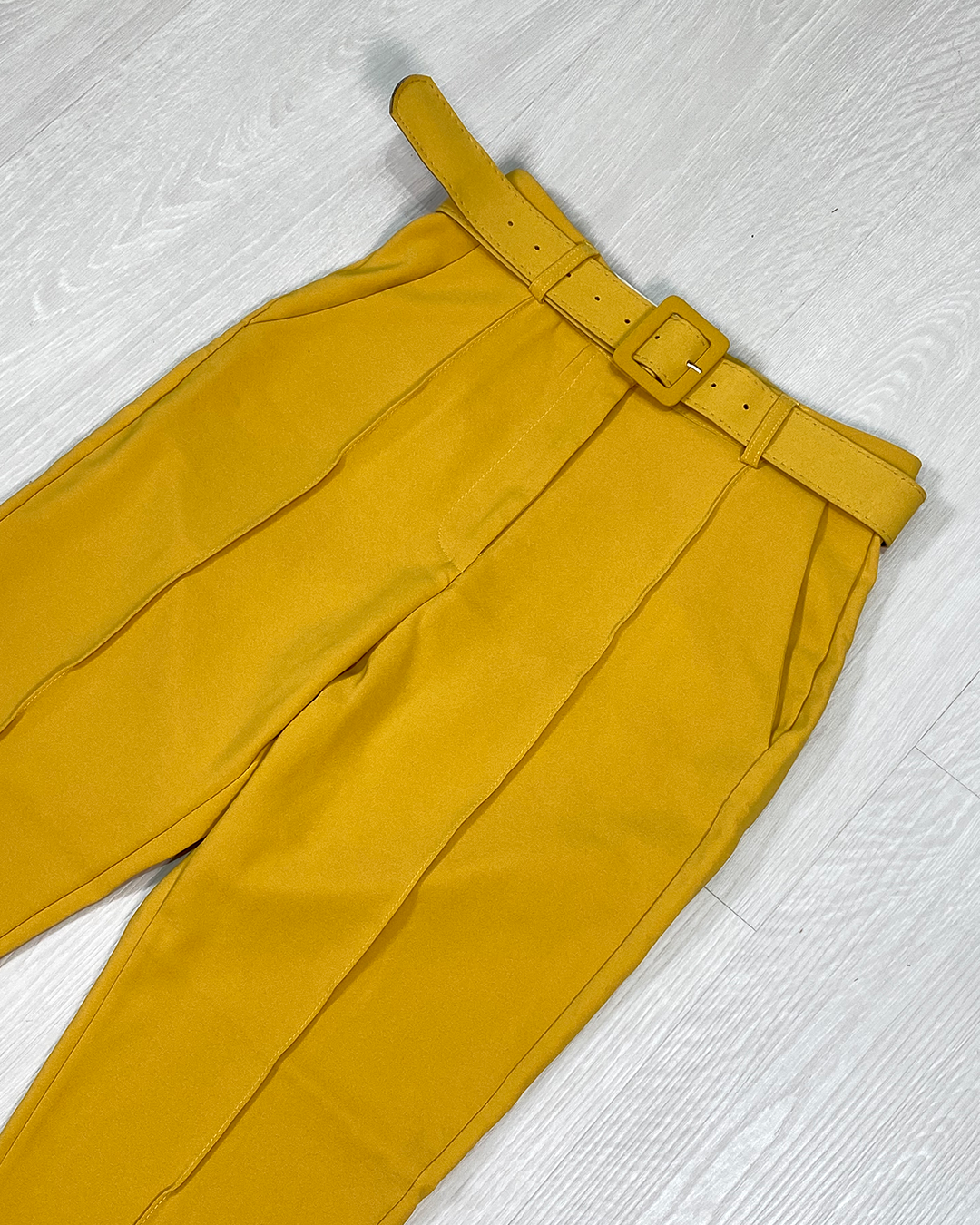 Pantalón recto pinzas cinturón con hebilla