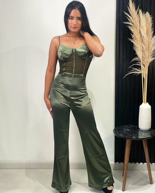 Enterizo elegante con blonda