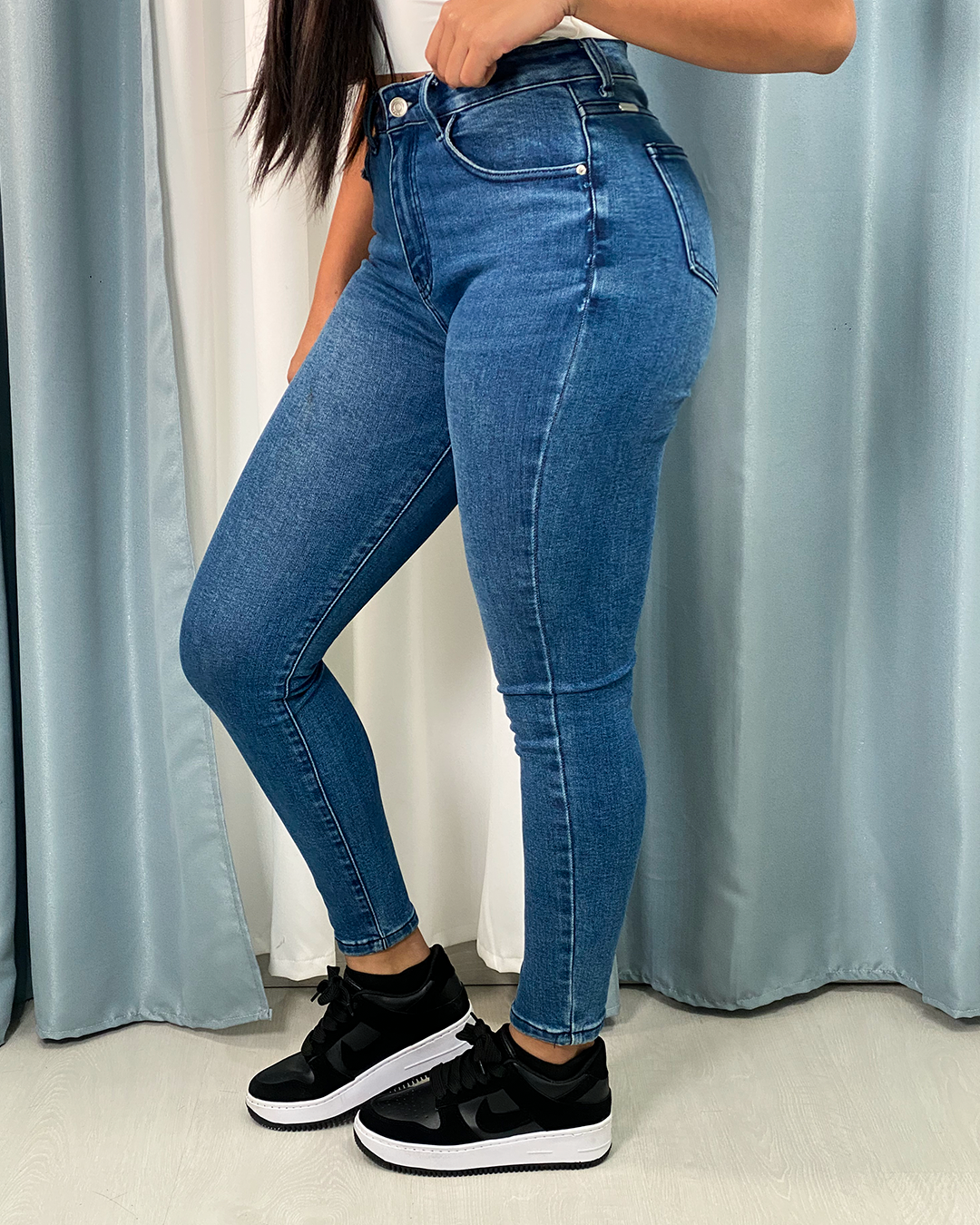 jeans ajustados con cadena