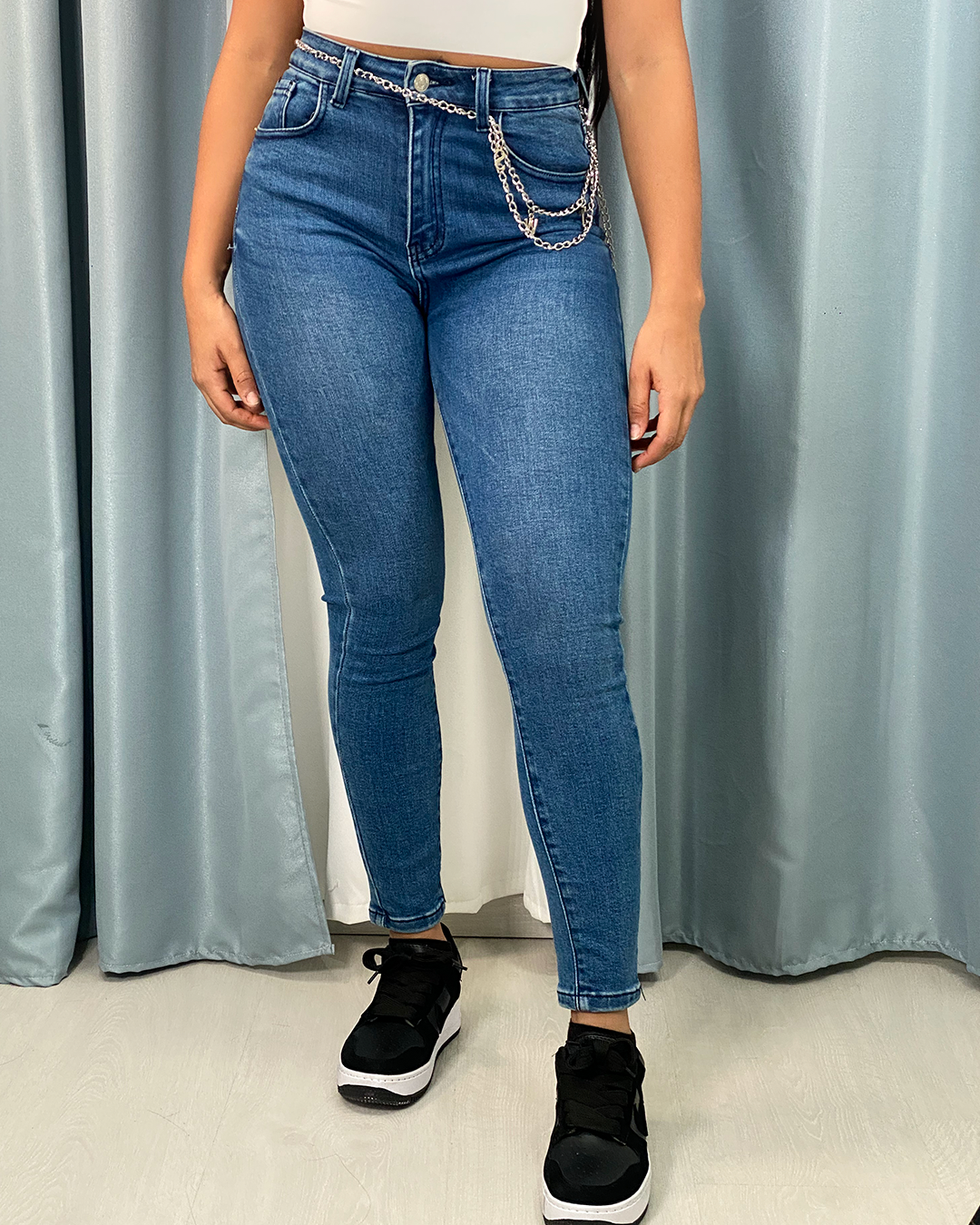 jeans ajustados con cadena