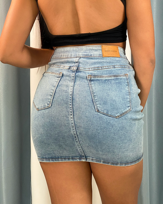 Falda corta con pretina cruzada