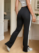 Mono deportivo con costuras laterales y borde con apertura