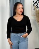 Sueter tejido con cadena de perlas