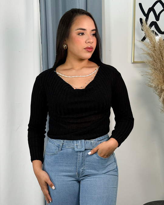 Sueter tejido con cadena de perlas