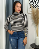 Sueter a rayas cuello alto con letras