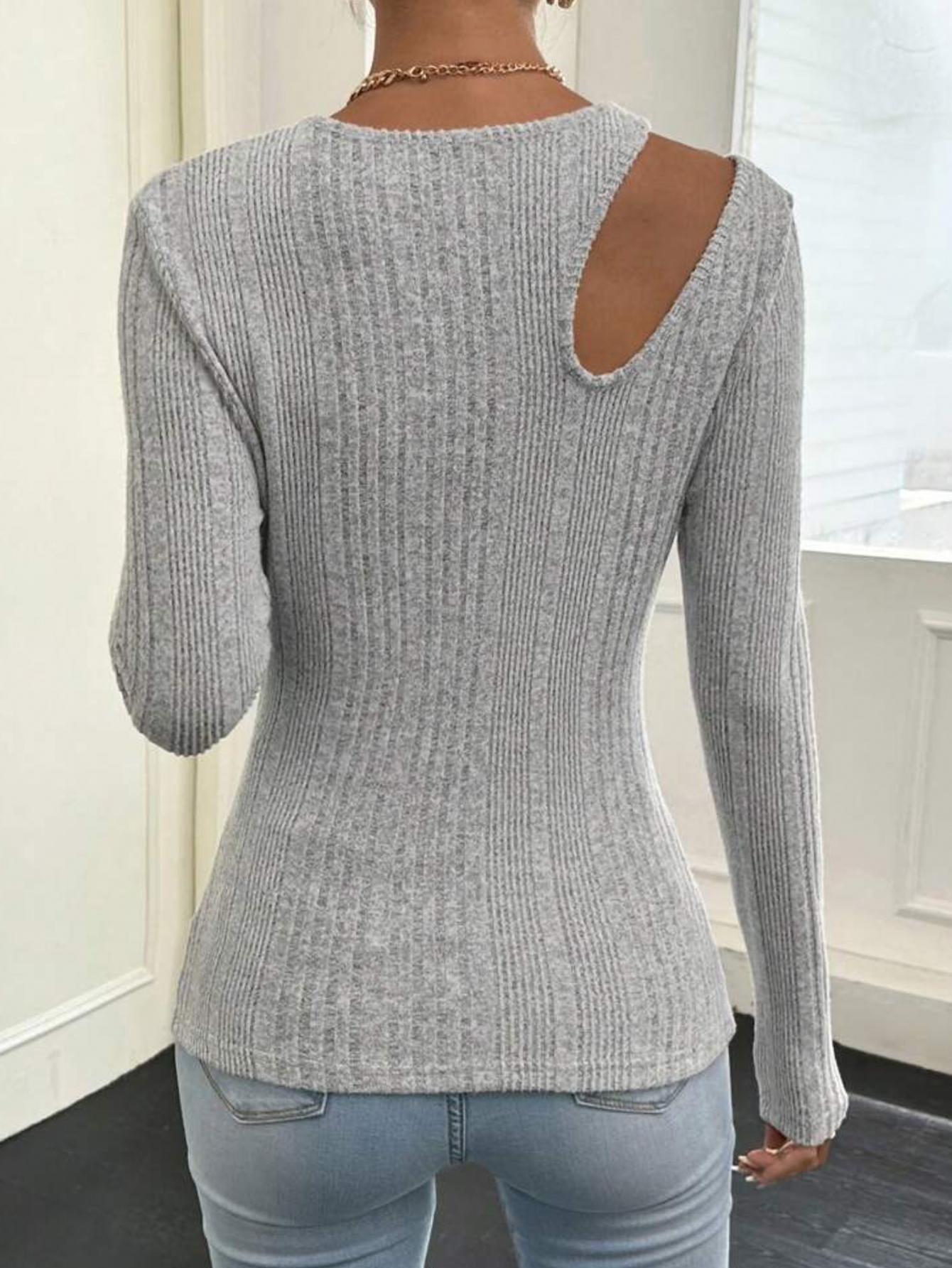 Sueter manga larga acanalada con abertura en el hombro
