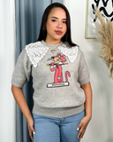 Sueter tejido con diseño de caricatura y detalle de encaje