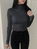 Sueter acanalado cuello alto