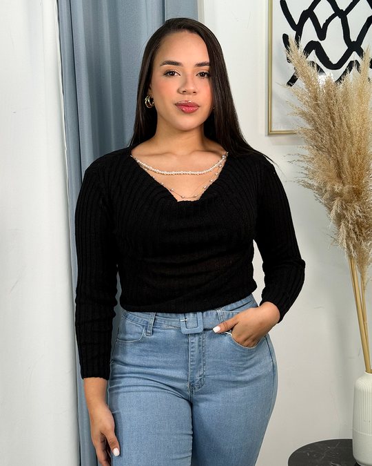 Sueter tejido con cadena de perlas