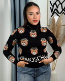 Sueter con tejido cuello alto con diseño de mochino