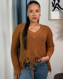 Sueter tejido con diseño rasgado