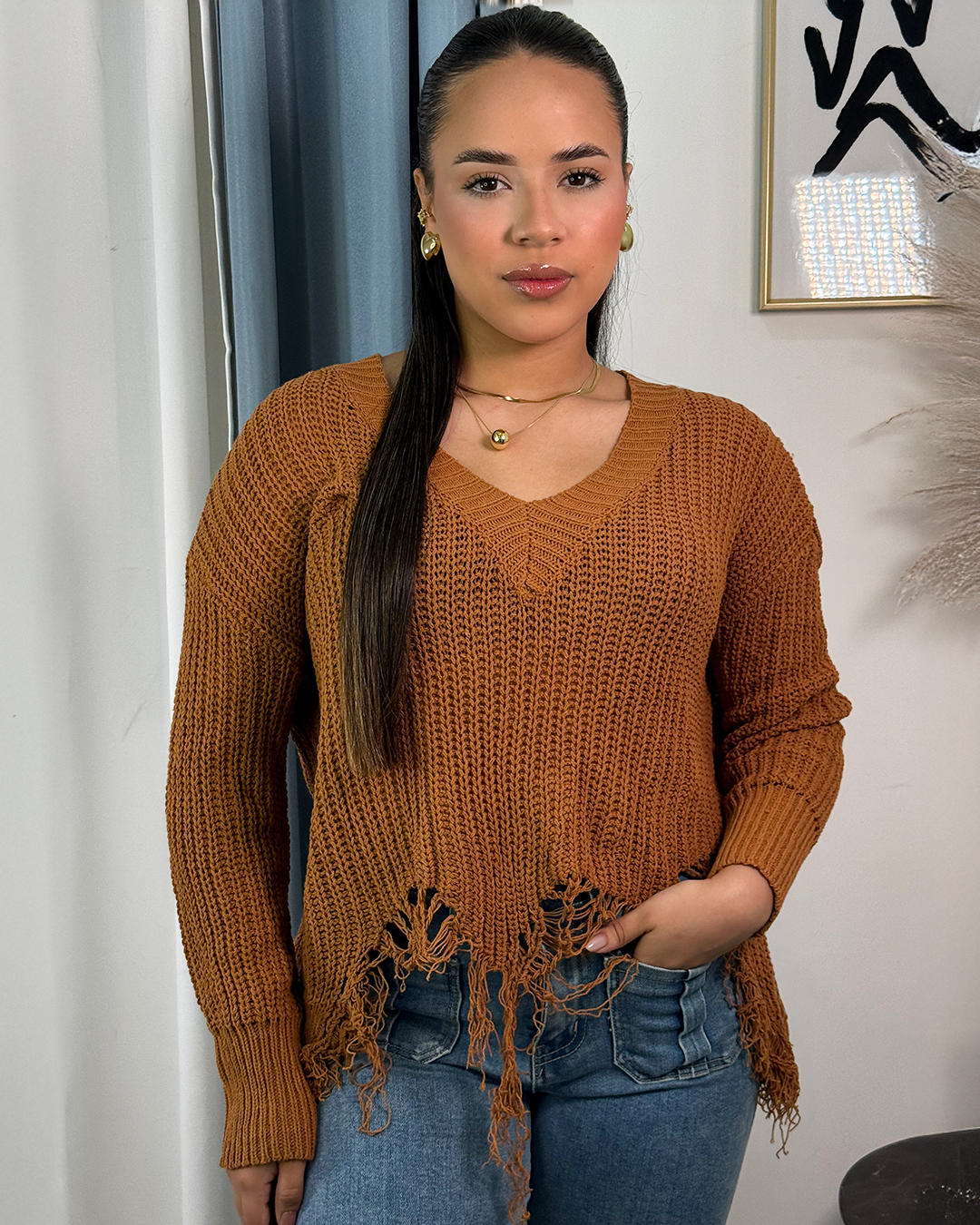 Sueter tejido con diseño rasgado