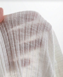 Sueter con cuello asimetrico y ribete de lechuga