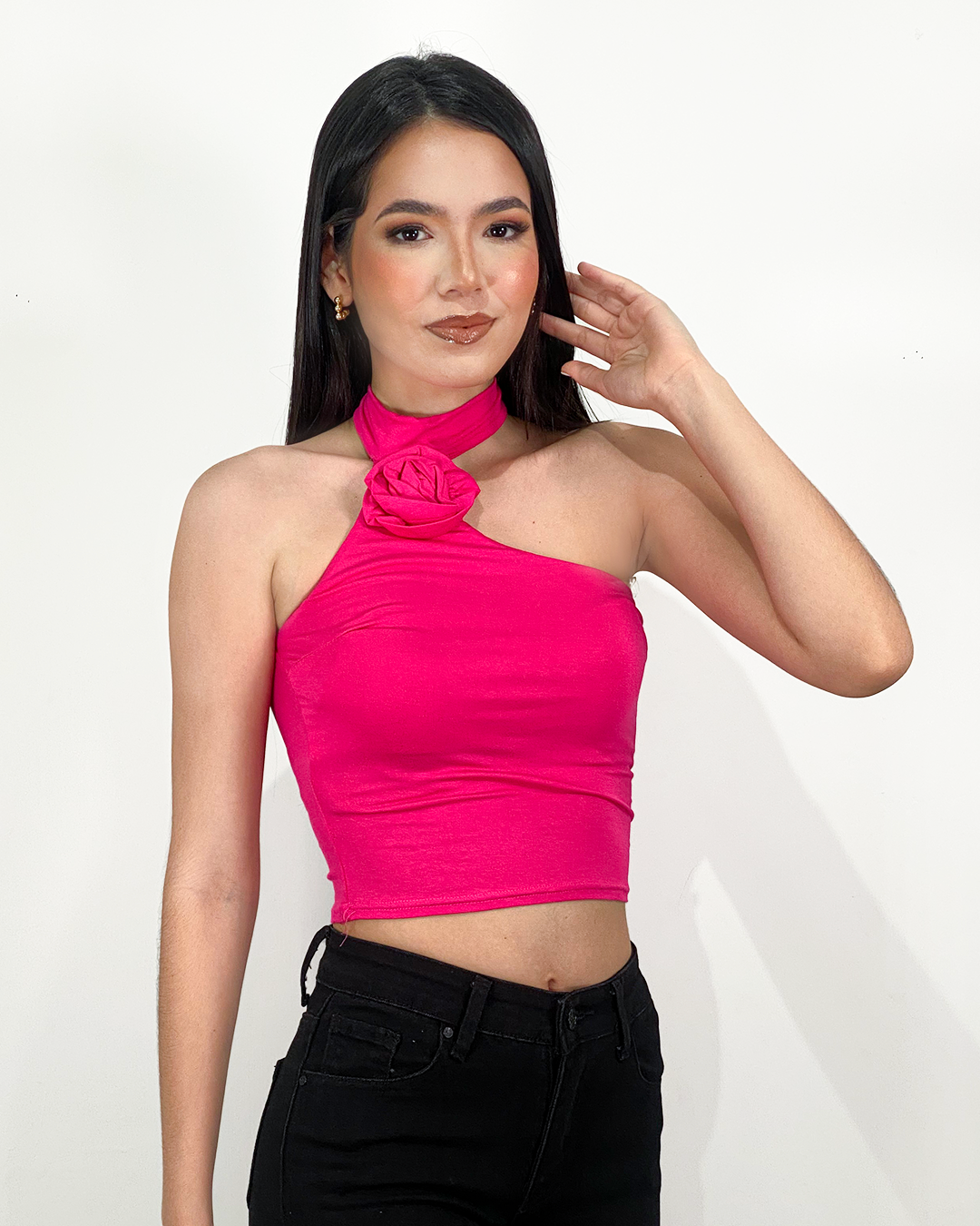 Tops con flor de relivere en el cuello