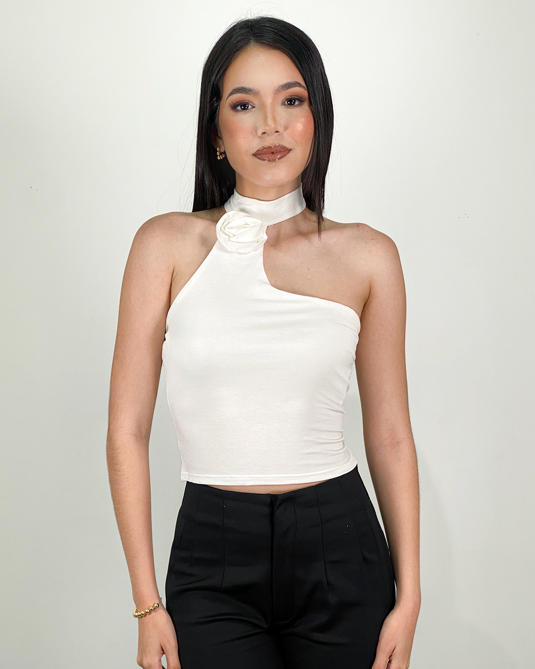 Tops con flor de relivere en el cuello