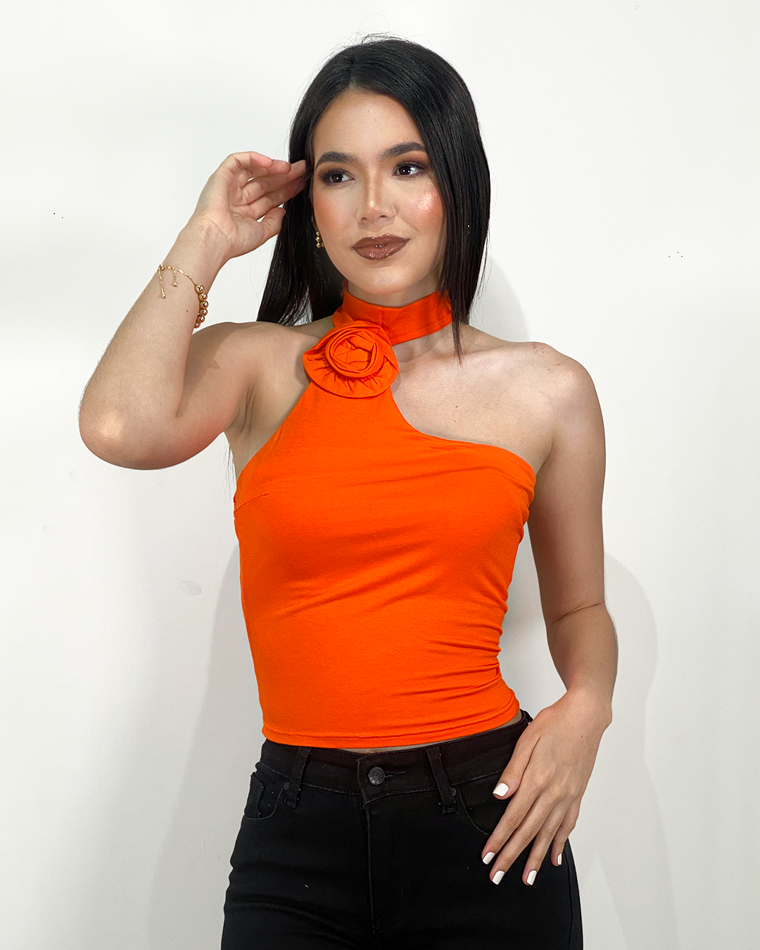 Tops con flor de relivere en el cuello