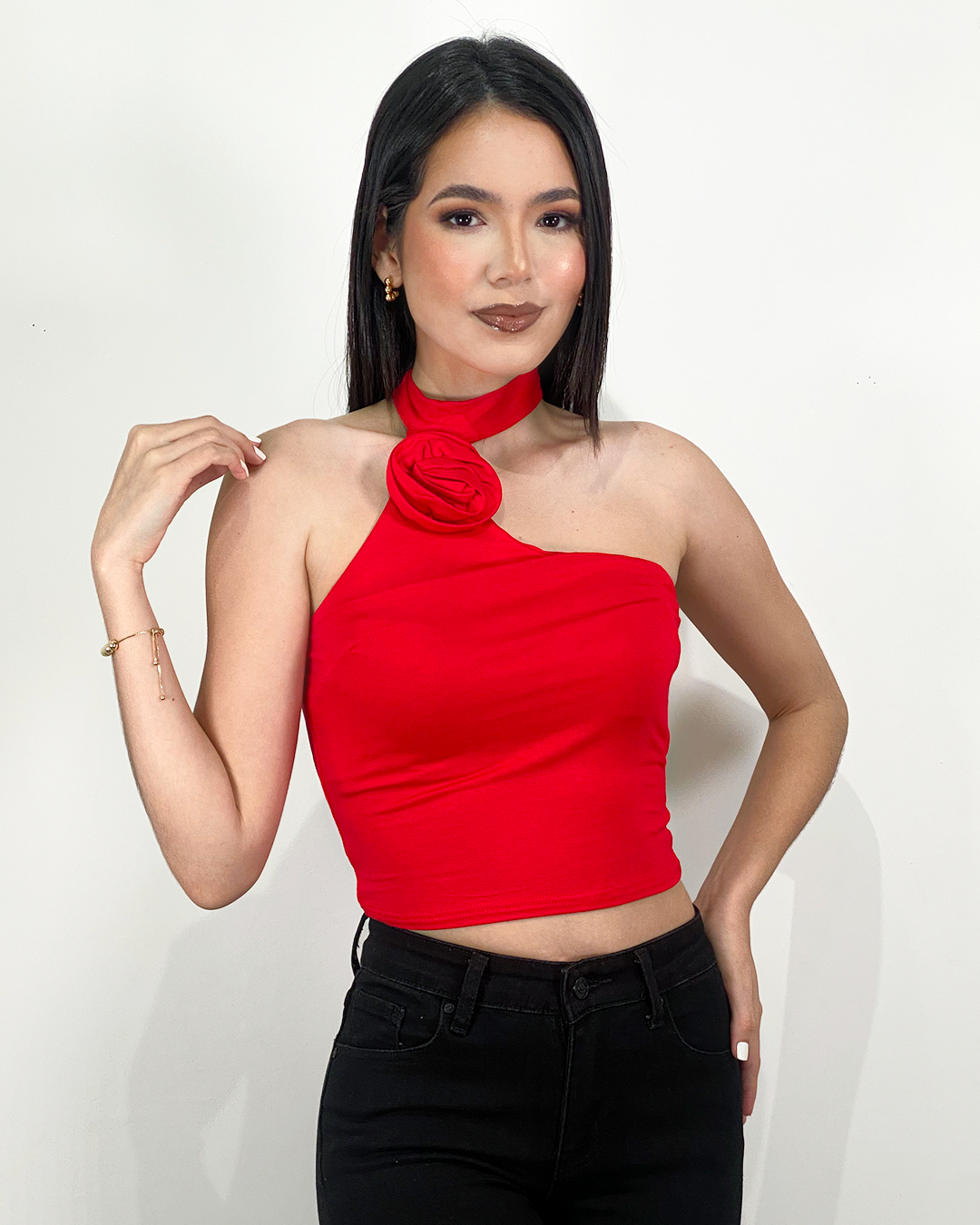 Tops con flor de relivere en el cuello