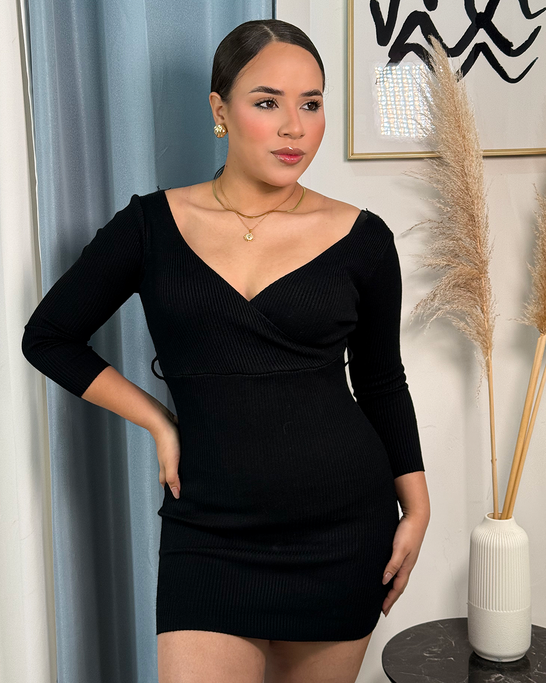 Vestido tejido corto con cruze en cuello V