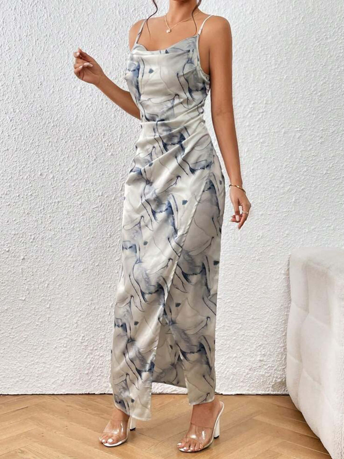 Vestido elegante de ceda con estampado