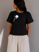 Blusa con flor y pedreria en la parte de atras - ArmasStyle