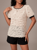 Blusa de manga corta con textura y aplique en negro - ArmasStyle