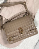 Cartera semi cuero con diseño de broche - ArmasStyle