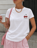 Franela unicolor con diseño grafico grande en la parte trasera de cerezas - ArmasStyle