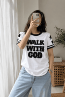 Franela unicolor con diseño impreso de letras - ArmasStyle