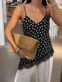 Blusa de lunares con encaje en los bordes