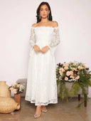 Vestido largo con encaje y hombros al aire