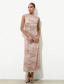 Vestido largo elegante de mujer cuello redondo