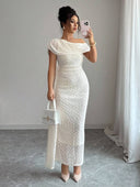 Vestido elegante de puntos con diseño calado