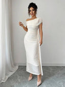 Vestido elegante de puntos con diseño calado