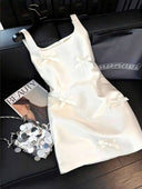 Vestido corto satinado con lazos
