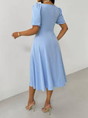Vestido elegante con manga bombacha y cuello cuadrado