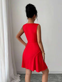 Vestido unicolor con cuello bobo y diseño de flor en 3D