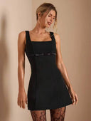 Vestido corto ajustado sin manga y lazo pequeño