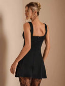 Vestido corto ajustado sin manga y lazo pequeño